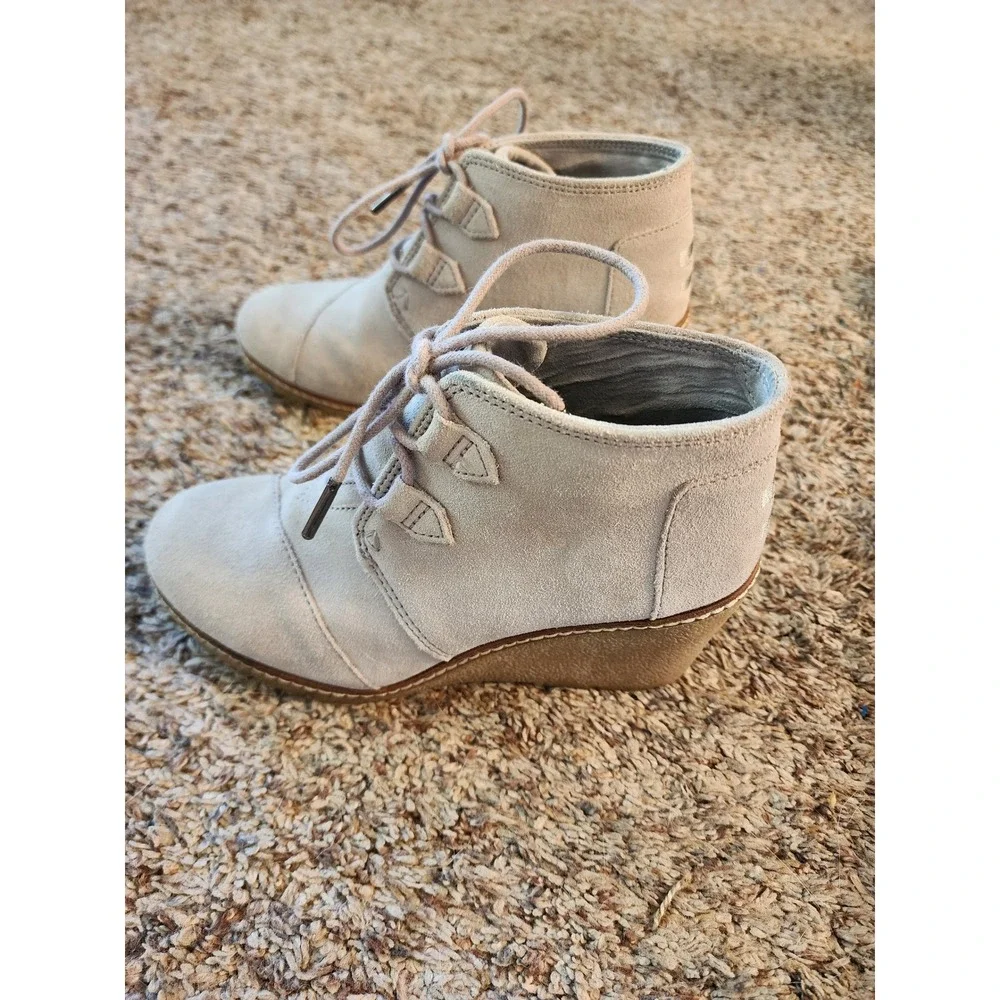 TOMS Desert Wedge Light Grey Suede‎ Lace Up Ankle Boots Womens 5 300616 NWOT